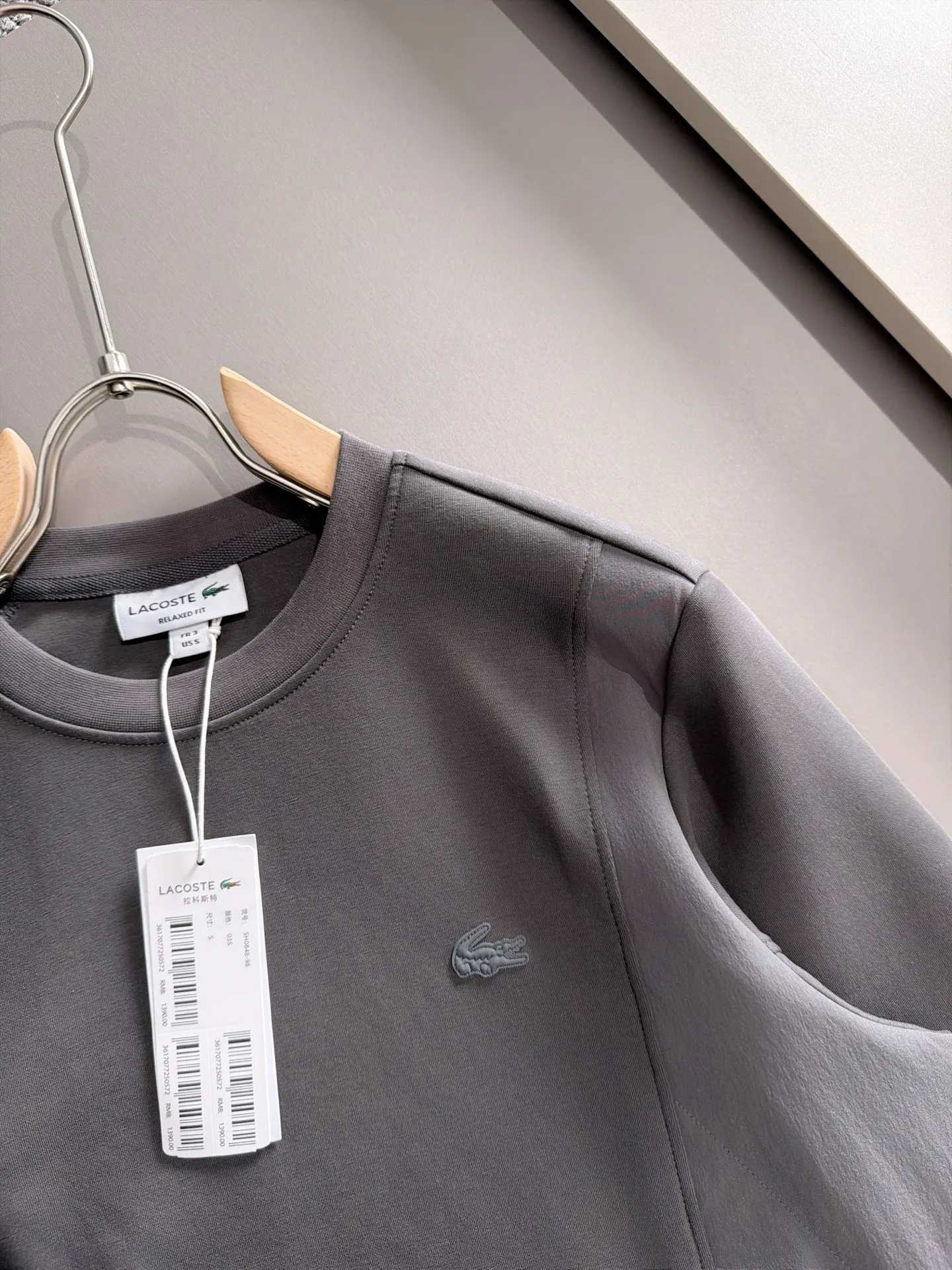 LACOSTE French crocodile Lacoste New Arrival long-sleeved sweatshirt for men and women. Same Style. Many stars have the same style. Craftsmanship that cannot be copied by ordinary small workshops. No matter in terms of materials, detail restoration and craftsmanship, we are not afraid of any challenges, just to provide you with wonderful products. Compare the top Original versions at will. Just to do better at any cost. Unique imported fabric feel. Purely imported German machine production. Precision operation. Thousands of needles density. Full set of New Arrival accessories with three standards for simultaneous customization. Upper body Versatile fashion. A perfect choice for autumn and winter. A must-have item. Sizes: 3-7 (equivalent to M-3XL)